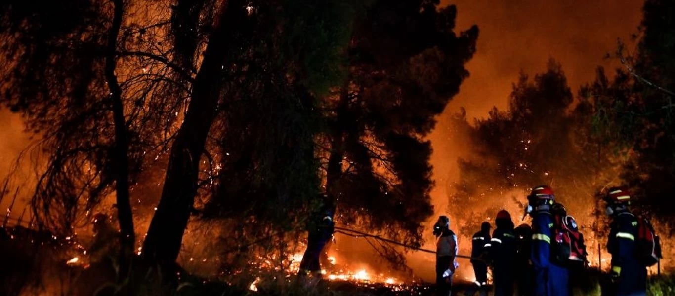 Φωτιά στην Κορινθία: Συγκλονίζουν τα βίντεο από τη μάχη των κατοίκων να σώσουν τα σπίτια τους